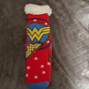 🐝🐝BNWT Wonder Woman Sherpa Lined Socks